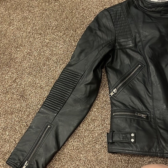 Danier 2XS leather jacket. Some fading on leather (front of collar in last pic) - Picture 5 of 12
